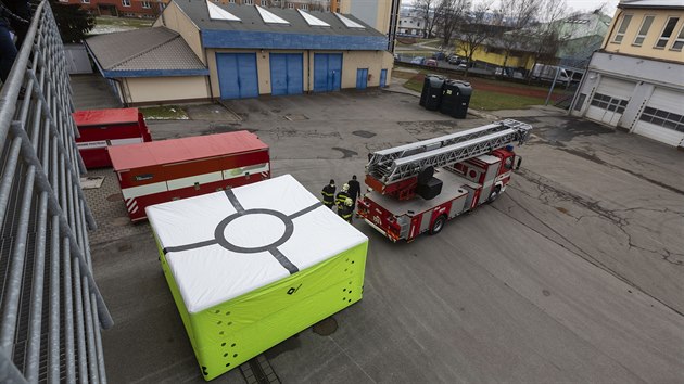 Díky finančnímu daru města Olomouce získali krajští hasiči mimo jiné seskokovou matraci pro záchranu lidí z výšek. Dokáže zbrzdit pád až z 25 metrů.