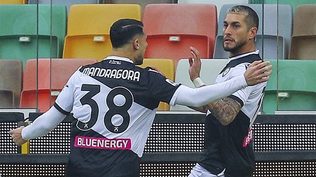 Roberto Pereyra (vpravo) a Rolando Mandragora oslavují gól Udine.
