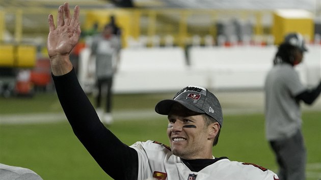 Tom Brady oslavuje postup Tampa Bay Buccaneers do Super Bowlu.