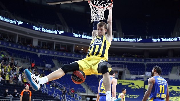 Jan Veselý z Fenerbahce Istanbul smečuje do koše Maccabi Tel Aviv.