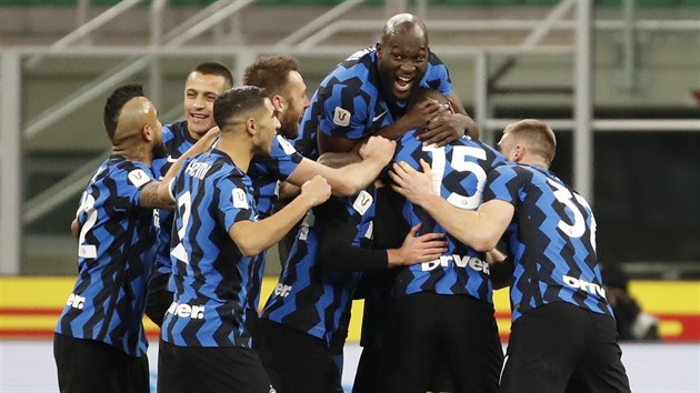 Fotbalisté Interu Milán se radují.
