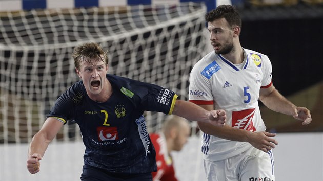 Švédský házenkář Jonathan Carlsbogard (vlevo) se raduje v zápase s Francií.