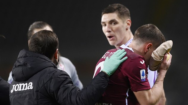 Andrea Belotti (vpravo) z Turna se zranil pi srce s Nikolou Milenkoviem z Fiorentiny.