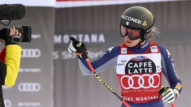 Italská lyžařka Sofia Goggiaová v cíli sjezdu v Crans Montaně