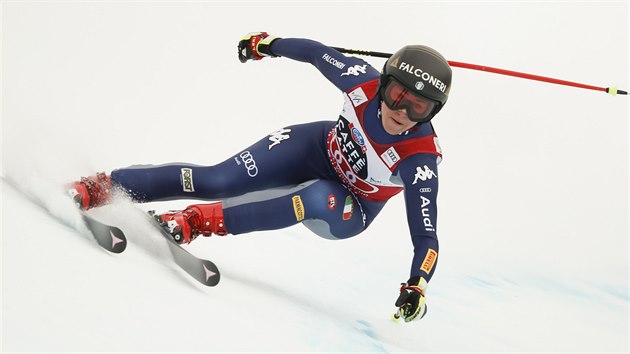 Italská lyžařka Sofia Goggiaová na trati sjezdu v Crans Montaně