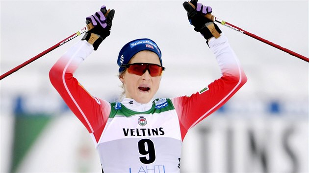 Therese Johaugov slav triumf ve skiatlonu v Lahti.