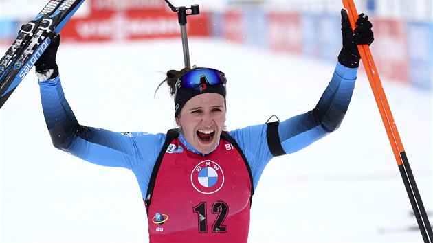 Francouzská biatlonistka Julia Simonová slaví triumf v hromadném závodu v Anterselvě.
