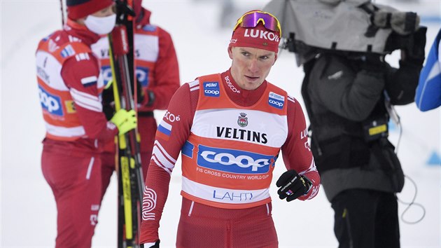 Ruský běžec na lyžích Alexandr Bolšunov v cíli štafety v Lahti.