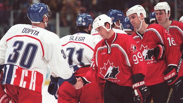 Smutný Wayne Gretzky podává ruku Jiřímu Dopitovi po prohraném semifinále na...
