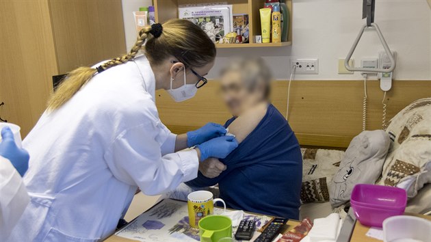 Zdravotníci začali očkovat proti covidu-19 klienty a zaměstnance v domově U Biřičky v Hradci Králové. (12. ledna 2021)