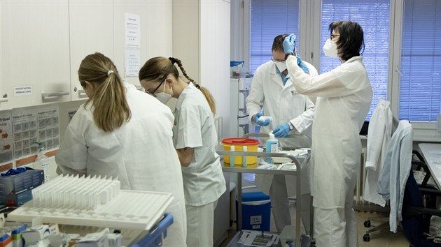 Zdravotníci začali očkovat proti covidu-19 klienty a zaměstnance v domově U Biřičky v Hradci Králové.(12. ledna 2021)