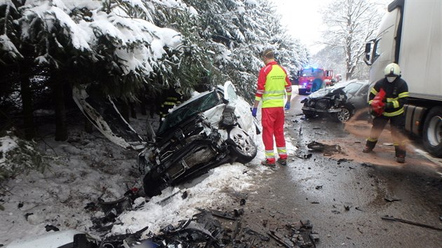 Na silnici mezi Trutnovem a Pilníkovem havarovala tři auta (19. 1. 2021).