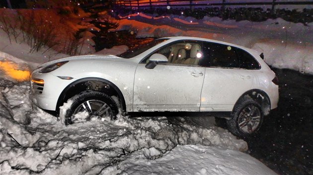 Hasiči vytahovali havarované auto z koryta Úpy v Peci pod Sněžkou, jejich technika na to však nestačila (24. 1. 2021).