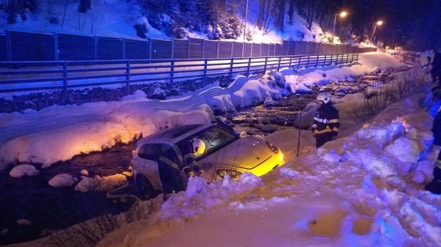 Hasii vytahovali havarovan auto z koryta py v Peci pod Snkou, jejich technika na to vak nestaila (24. 1. 2021).