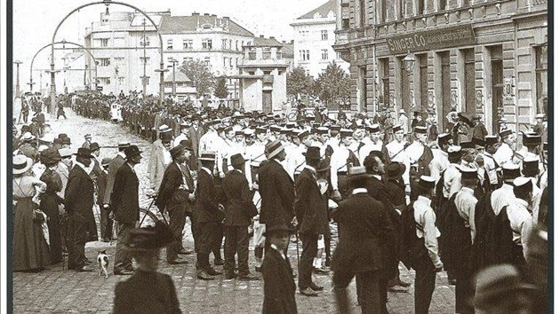 Průvod orlů u Pražského mostu v Hradci Králové v roce 1912