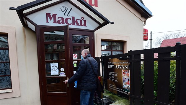 Restaurace U Macků na Svatém Kopečku u Olomouce se 23. ledna 2021 otevřela. Připojila se tak k protestní akci Otevřeme Česko pořádané iniciativou Chcípl PES. Podniky, které mají být podle vládních nařízení uzavřené, se při protestu na jeden den otevřou.