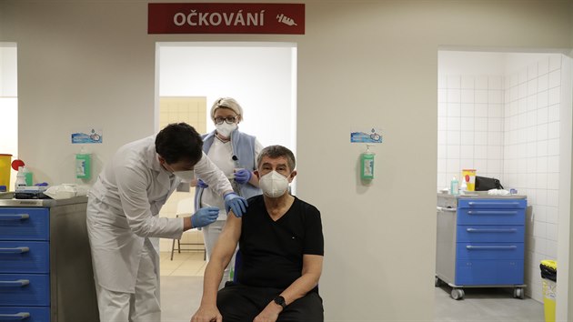 Premiér Andrej Babiš podstoupil druhé očkování proti covidu-19