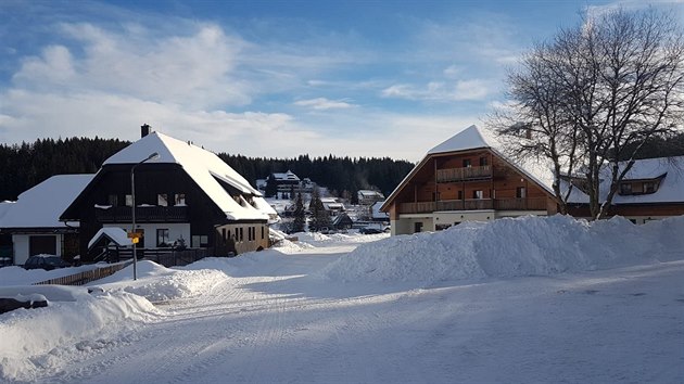 Obec Modrava na umav je aktuln nejzasaenj obc koronavirem v Plzeskm kraji. Starosta je pesvden o tom, e za to mohou turist. (21. 1. 2021)