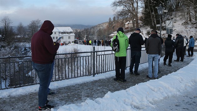 Pendleři čekají několik hodin ve frontě na povinný test na covid-19. Odběry se provádí v Bavorské Železné Rudě. (25. 1 2021)