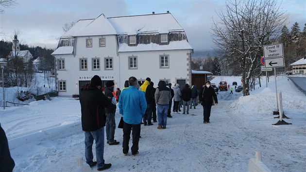 Pendleři čekají několik hodin ve frontě na povinný test na covid-19. Odběry se provádí v Bavorské Železné Rudě. (25. 1 2021)
