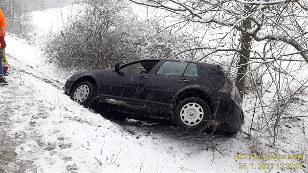 Snh potrpil idie v Plzeskm kraji. Tato nehoda se stala po jedn hodin odpoledne za Starm Plzencem u Plzn. Nikdo se pi kolizi nezranil.