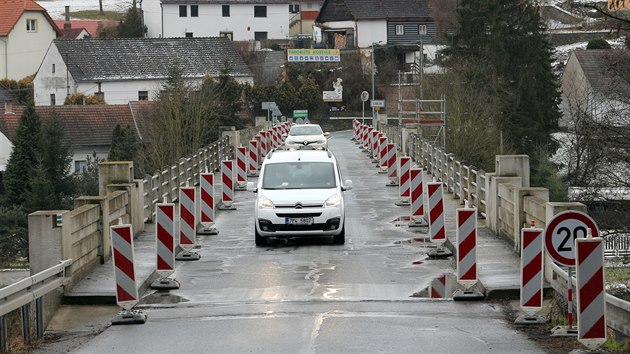 Most pes Berounku v Libln na Rokycansku je v havarijnm stavu. Mohou na nj jen vozidla do pti tun. (25. 1. 2021)