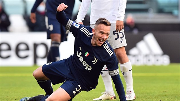 Arthur z Juventusu oslavuje gól do sítě Boloni.