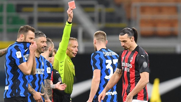 Zlatan Ibrahimovic z AC Milán dostává červenou kartu od sudího Paola Valeriho v pohárovém derby s Interem.