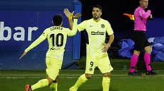 Luis Suárez oslavuje sv�j gól, s gratulací sp�chá Ángel Correa.