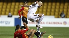 Simone Zaza z FC Turín nadskakuje p�ed zákrokem Gianluky Caprariho z Beneventa.