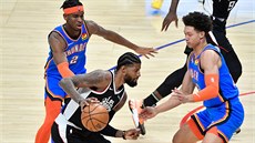 Paul George z LA Clippers úto�í proti hrá��m Oklahoma City.(