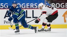 Artem Anisimov (vpravo) z Ottawy stíhá Quinna Hughese z Vancouveru.