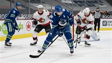 Brandon Sutter (20) �eká na �anci p�ed brankou Ottawy.