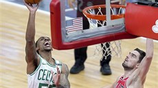 Jeff Teague z Bostonu zakonuje, brání Daniel Gafford (vlevo) a Tomá...