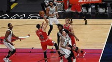 Zach LaVine z Chicaga zakonuje na ko Bostonu.