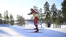 Alexandr Bolšunov si běží pro triumf v závodě ve Falunu.