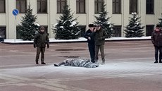 V centru Minsku se ped sídlem vlády zapálil mu