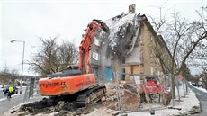 Demolice dvou vybydlených bytových dom nedaleko kina Alfa v Sokolov.