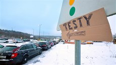 Pendle�i v Pomezí nad Oh�í �ekají na testování na �eské stran� hranice. V...