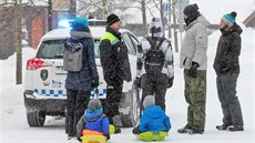 Stráník boidarské mstské policie vykazuje lidi, kteí krátce pedtím...