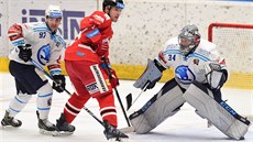 Plzeský branká Dominik Frodl vyhlíí puk v zápase s hokejisty Olomouce.