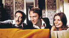 Peter Sellers, Christopher Plummer a Catherine Schellová ve filmu Návrat...