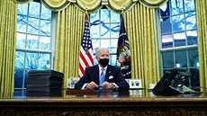 Joe Biden podepsal adu exekutivních píkaz, které zvrátí nkterá Trumpova...