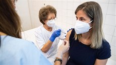 Zdravotní sestra dostává v Budapeti vakcínu proti koronaviru. (9. ledna 2021)
