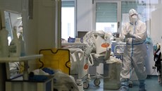 Zdravotník se stará o pacienty s covidem-19 v nemocnici v Lisabonu. (27. ledna...