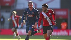 Che Adams (vpravo) ze Southamptonu bí s balonem, ze strany ho stíhá Rob...