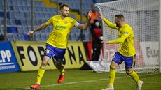 Fotbalisté Zlína se radují ze vsteleného gólu proti Baníku Ostrava.