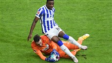 Branká� Brém Ji�í Pavlenka (v oran�ovém) kryje balon, který se sna�il získat...