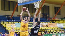 Gligorie Rakoevi (vlevo) z Ústí nad Labem se tlaí do zakonení, brání ho...