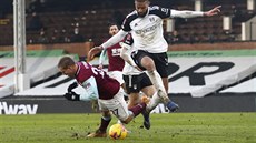 Mat�j Vydra (vlevo) z Burnley padá k zemi po faulu Michaela Hectora z Fulhamu.